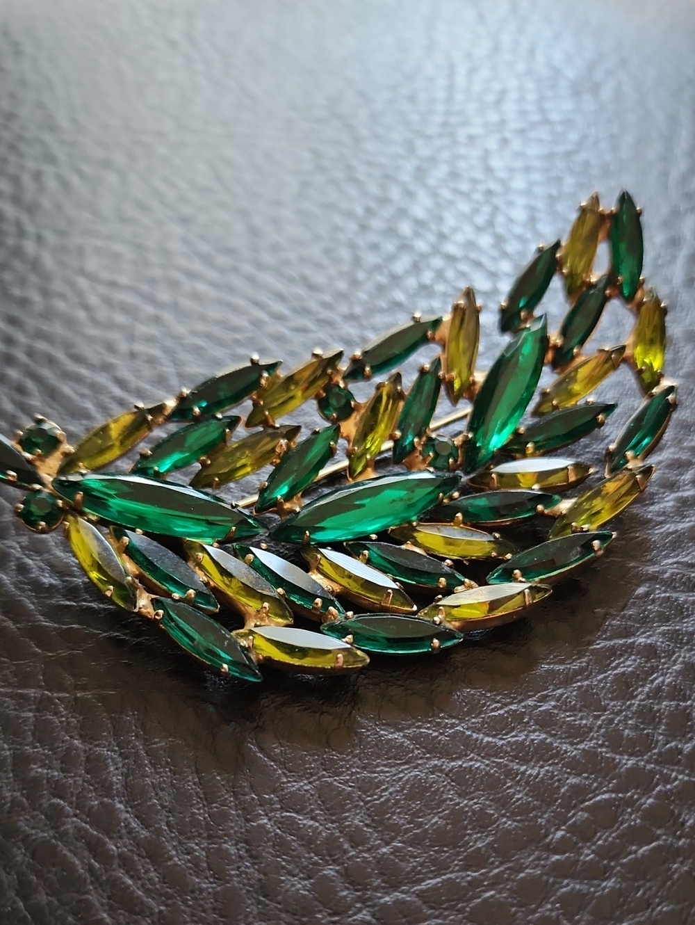 VTG Emerald & Lime Marquise Crystal Leaf Brooch - Women Jewelry - Picture 2 of 9